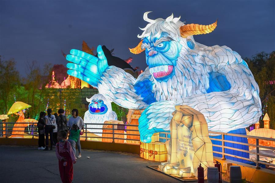 Ice Giant Yeti Lantern — illuminated display for zoos, festivals and events