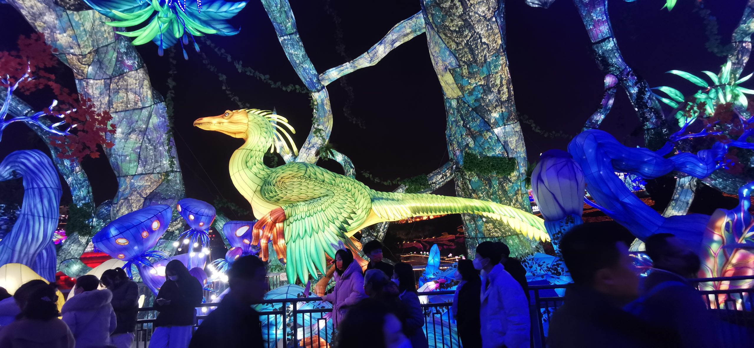 Animatronic dinosaur lantern mixed with lanterns in a zoo