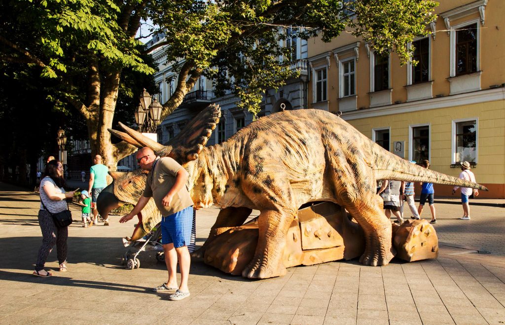 animatronic-triceratops-walking
