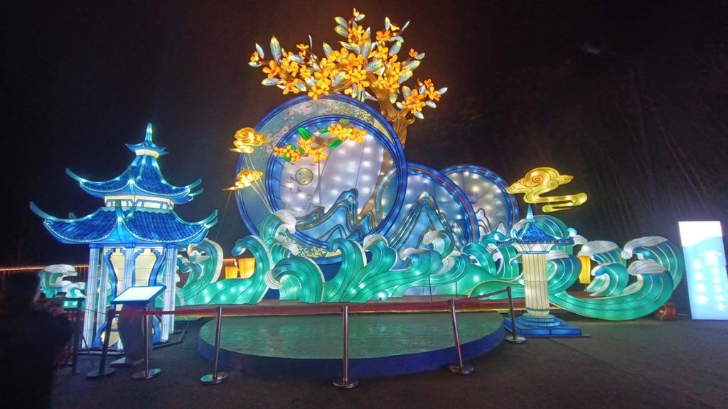 Mid-Autumn Moon Palace lantern scene with pagoda, glowing full moon, jade rabbit and golden osmanthus tree at a night festival