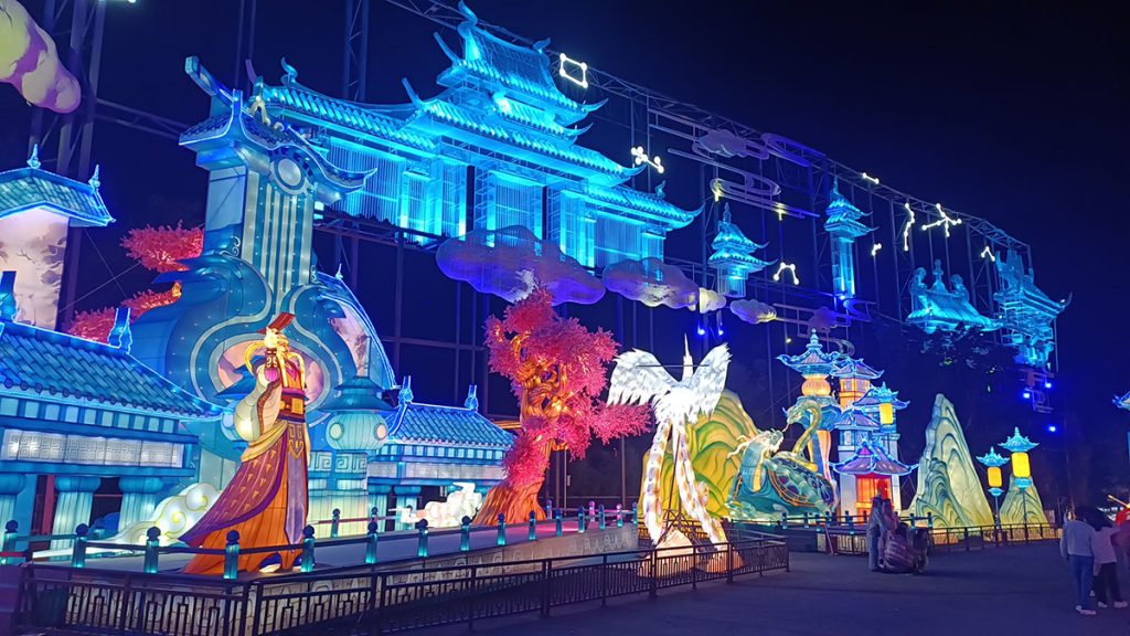 Mid-autumn festival moon palace lantern with Chang'e and phoenix display