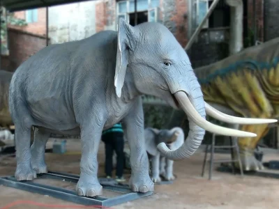 Animatronic African Elephant — Realistic Proboscidean Exhibit