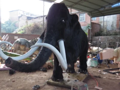 Animatronic Woolly Mammoth — Ice Age Exhibit with Synthetic Fur