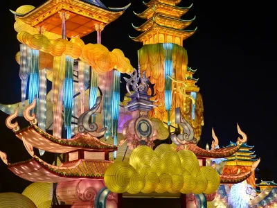 Traditional Chinese Architecture Lantern Scene — Pavilion & Auspicious Bird Display