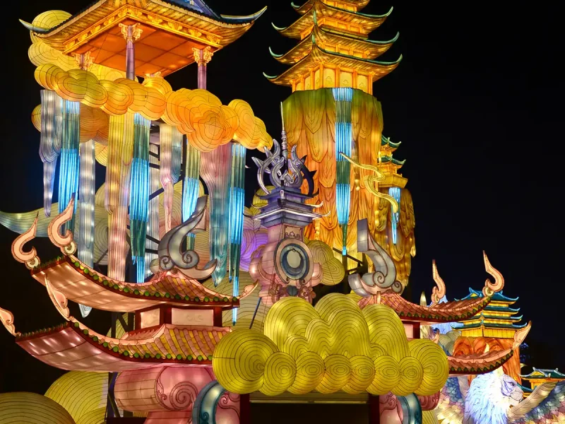 Traditional Chinese Architecture Lantern Scene — Pavilion & Auspicious Bird Display