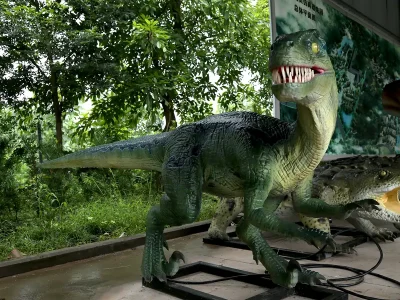 Velociraptor Statue for Outdoor Park — Realistic Display Dinosaur Model