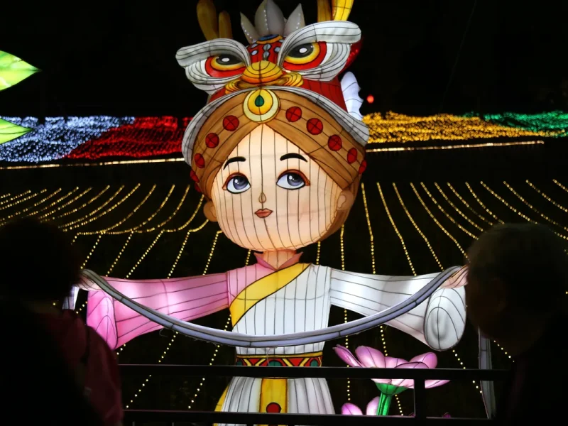 A Figure Centerpiece with Its Own Light Sky