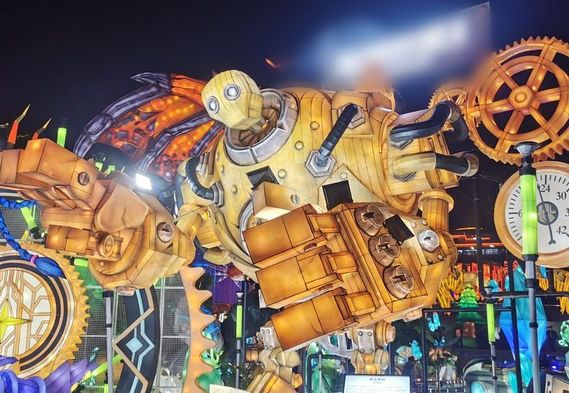 Giant Steampunk Robot Lantern — Game-Themed Night Landmark