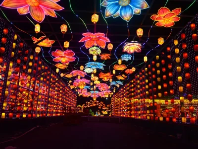 Red Lantern Wall Corridor — Dense Lattice Lantern Walls and Lotus Ceiling