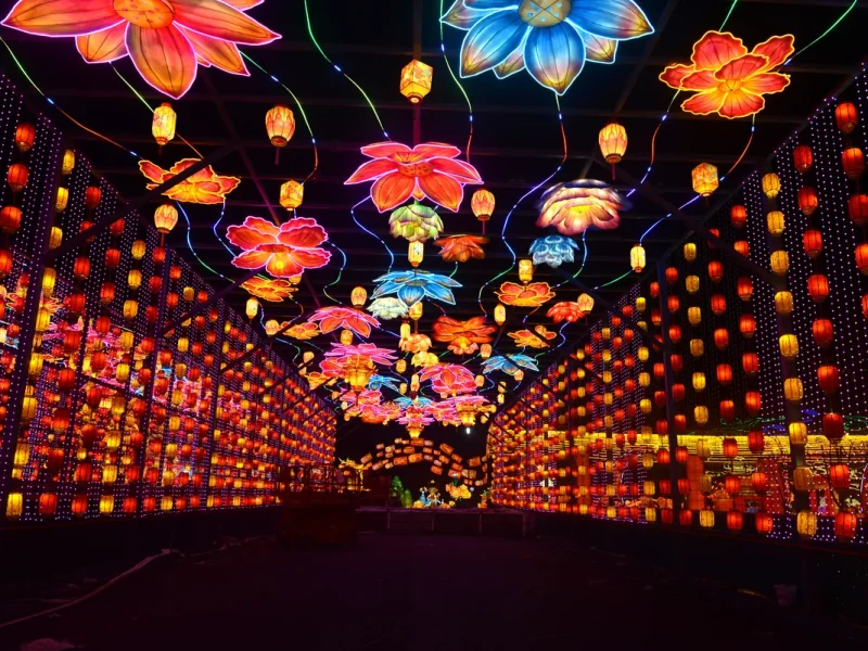 Red Lantern Wall Corridor — Dense Lattice Lantern Walls and Lotus Ceiling